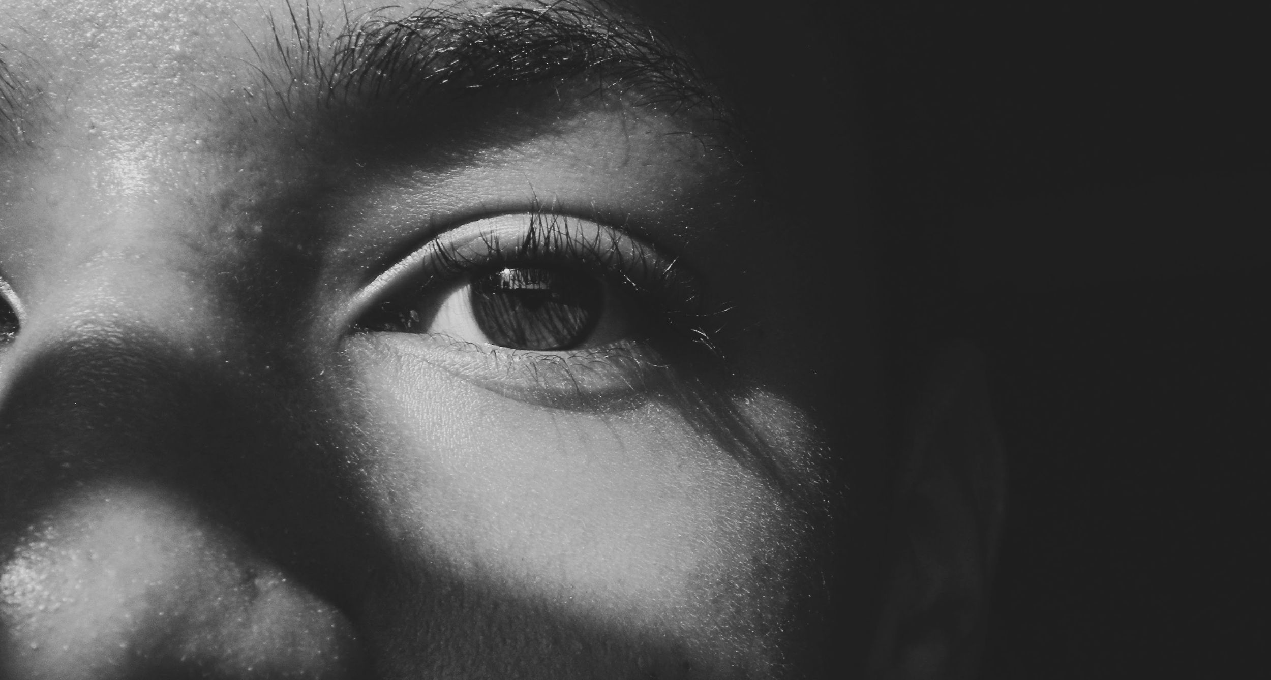 SEGURANÇA DO PACIENTE - Tatuagem para mudar cor dos olhos é procedimento de alto risco